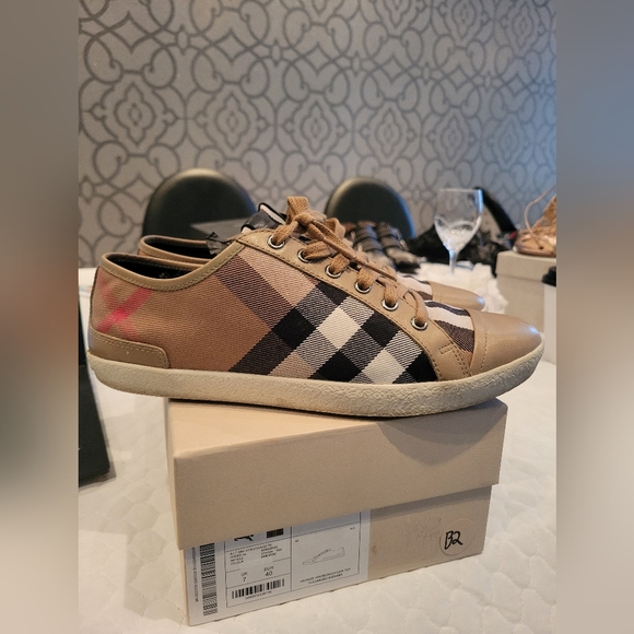 SOLD Burberry running shoes - Picture 4 of 7